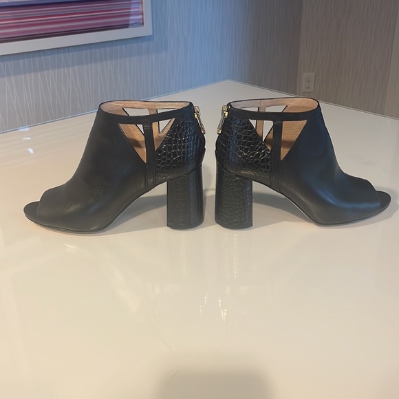 Louise et Cie Cut Out Black Leather Booties in Size 8.5. - Picture 5 of 7